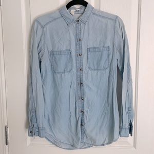 LIGHT DENIM BUTTON DOWN SHIRT
